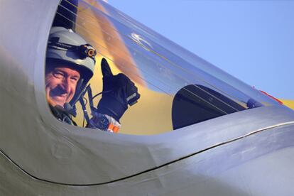 El piloto del<i> Solar Impulse</i>, André Borschberg, minutos antes del despegue.