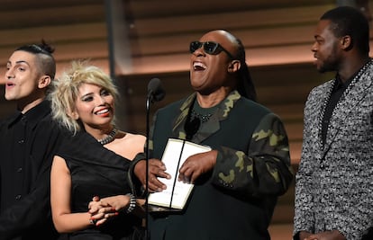 FALSO: Stevie Wonder puede ver.

Otra maravillosa teoría de la conspiración: Stevie Wonder no es ciego. Su condición empezó a ponerse en duda a raíz de su aparición sobre el escenario en los premios Grammy de 2016, cuando al entregar uno de los premios bromeó con que no sabía leer en braille y efectivamente tuvo serias dificultades para hacerlo.