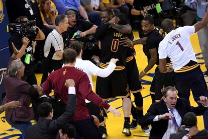 Los Cavaliers celebran el final del partido.