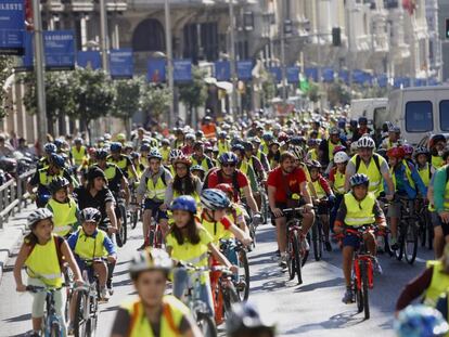 Ciclistas por la Gran Vía de Madrid en el Día Sin Coches.