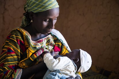 Amina Garba amamanta a su hijo menor. En Níger, solo uno de cada cinco lactantes es amamantado exclusivamente hasta los seis meses. Esto significa que en el 77 % de los casos, las niñas y los niños recién nacidos son alimentados con agua, jugo y otros productos lácteos, además de leche, según la organización Scaling Up Nutrition.
