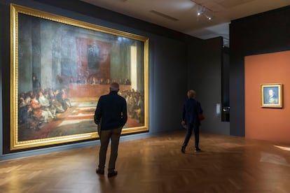 Visitantes frente al cuadro 'La Junta de Filipinas' de Goya, en el museo dedicado al pintor en la ciudad francesa de Castres.