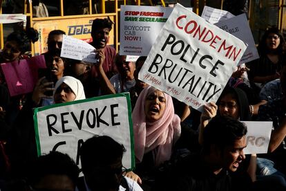 Ante los enfrentamientos entre policía y manifestantes, las autoridades han declarado el toque de queda y el corte de las comunicaciones en las regiones del país donde se concentra la comunidad inmigrante afectada por la medida. En la fotografía, tomada en Bangalore, varios estudiantes denuncian la represión policial.