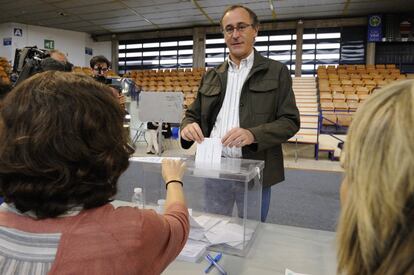 El candidat del PP, Alfonso Alonso, vota en un col·legi electoral de Vitòria.