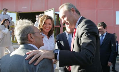 Mercedes Alonso ante el empresario Juan Perán y el presidente Alberto Fabra hace unos días.
