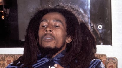 Bob Marley fotografiado en 1976 mientras fuma en el Hotel Plaza de Nueva York.
