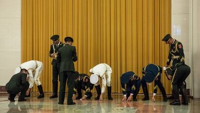 La guardia de honor marca sus posiciones para la recepción de un mandatario extranjero en el Palacio del Pueblo.