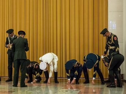 La guardia de honor marca sus posiciones para la recepción de un mandatario extranjero en el Palacio del Pueblo.