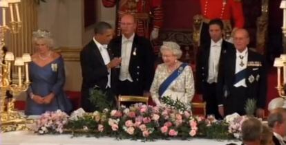 Momento del vídeo donde Obama brinda mientras suena el himno de Inglaterra.