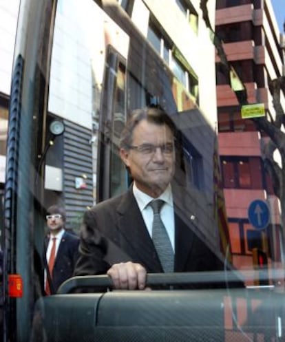 Artur Mas, ayer en el autob&uacute;s de campa&ntilde;a camino de un mitin en L&acute;Hospitalet de Llobregat.