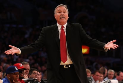 El técnico de los Lakers, Mike D'Antoni.