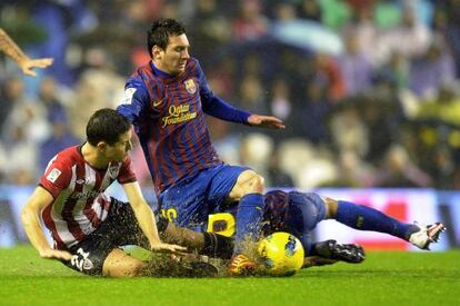 Ander Herrera y Messi pugnan por el bal&oacute;n.