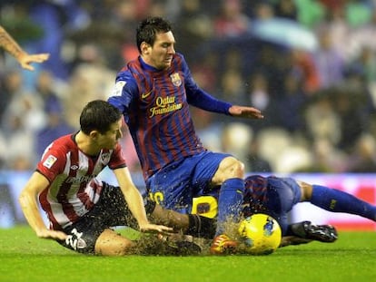 Ander Herrera y Messi pugnan por el balón.
