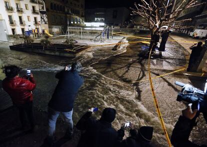 El agua inunda algunas calles de San Sebastián después de que una gran ola rompiera contra el Paseo Nuevo.