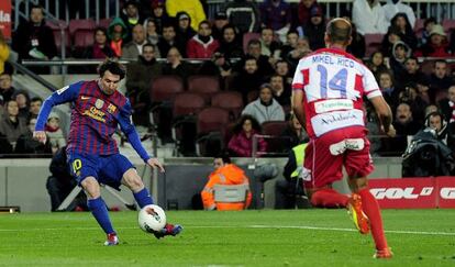 Messi remata para firmar su primer gol en el partido.