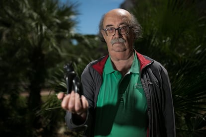 El egiptólogo catalán Josep Padró, con una réplica de una estatuilla egipcia.