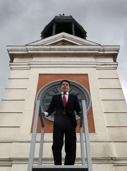 10 de junio de 2010. Ignacio González, vicepresidente de la Comunidad de Madrid, posa ante el reloj de la sede del Gobierno autónomo en la Puerta del Sol de Madrid.