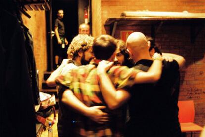 Los cinco componentes de Vetusta Morla se abrazan antes de subir al escenario de la sala Bikini, en Barcelona, durante el rodaje de la película del festival.