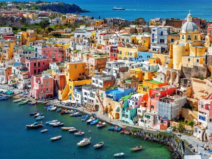 Casas en el puerto del casco antiguo de la isla de Procida, Nápoles.