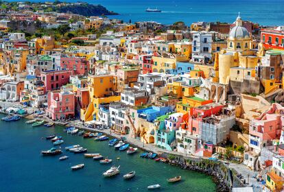 Casas en el puerto del casco antiguo de la isla de Procida, Nápoles.