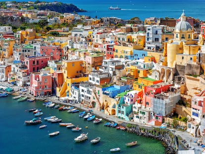 Casas en el puerto del casco antiguo de la isla de Procida, Nápoles.