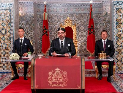 [AUTFOTO]El rey Mohamed VI, flanqueado por su hermano Moulay Rachid (a la derecha) y el príncipe heredero, Moulay Hassan, en julio de 2019 en Tetuán.