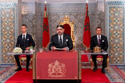 [AUTFOTO]El rey Mohamed VI, flanqueado por su hermano Moulay Rachid (a la derecha) y el príncipe heredero, Moulay Hassan, en julio de 2019 en Tetuán.