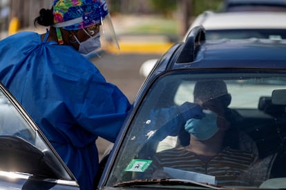 Una persona se somete este jueves a una prueba de detección del coronavirus en San Juan, Puerto Rico.