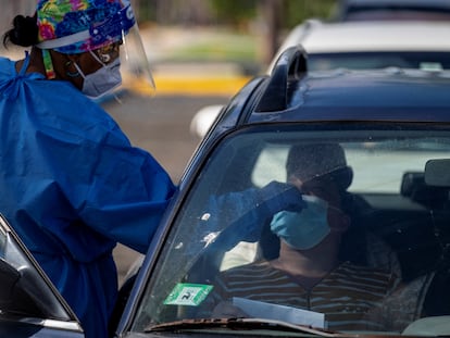 Una persona se somete este jueves a una prueba de detección del coronavirus en San Juan, Puerto Rico.