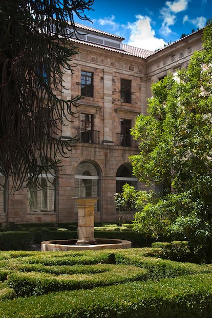 Patio y jardines del hotel Parador de Corias, ubicado en un antiguo monasterio. 