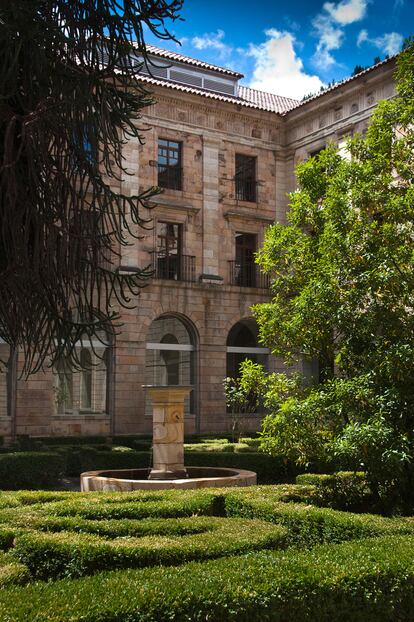 Patio y jardines del hotel Parador de Corias, ubicado en un antiguo monasterio. 