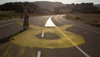 Un llaç groc a la carretera que porta a la presó de Lledoners.