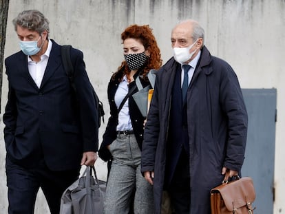 El exgerente del PP Cristóbal Páez, a la izquierda, a su llegada a la Audiencia Nacional el pasado lunes en compañía de sus abogados.