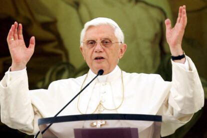 El papa Benedicto XVI, durante la oración del Angelus el domingo en su residencia de verano de Castelgandolfo.