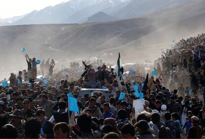 El candidato a la presidencia de Afganistán Abdullah Abdullah llega en coche a un acto de la campaña electoral en la provincia de Panjshir.