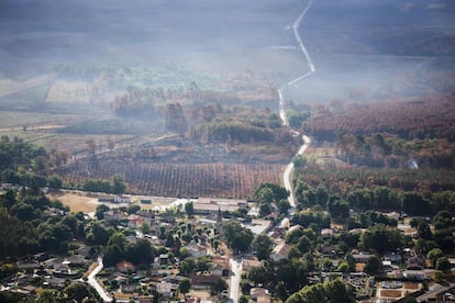 El incendio que quemó 7.000 hectáreas de bosque en La Teste-de-Buch, en Bassin d'Arcachon, ahora está "bajo control" pero aún no se ha extinguido, dijo el viernes la prefectura de Gironda. Vista aérea que muestra el humo que se eleva sobre el bosque quemado cerca de Landiras, en el suroeste de Francia, este viernes.