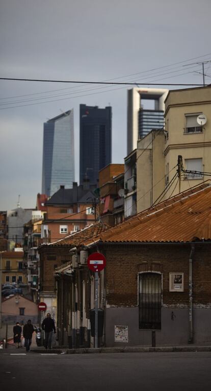 Los contrastes de Tetuán también se aprecian en su paisaje. Las casas bajas de apariencia rural que todavía perviven en los barrios de este distrito conviven con los vecinos rascacielos de las cuatro torres, al fondo.