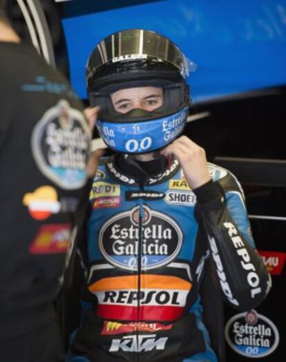 Àlex Márquez se prepara en su box durante los entrenamientos de Moto3 en Jerez.