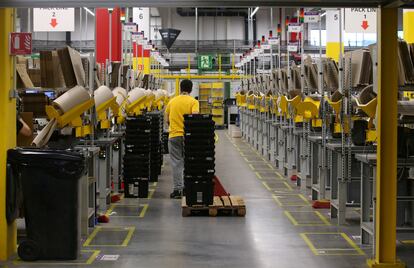 Un trabajador de Amazon en el centro logístico de El Prat de Llobregat (Barcelona), en una imagen de archivo.