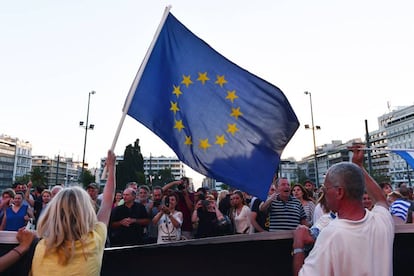 Una mujer sujeta una bandera de Europa en la plaza Sindagma de Atenas.