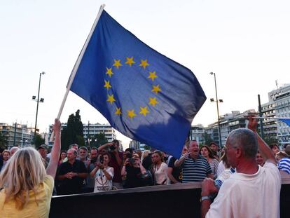 Una mujer sujeta una bandera de Europa en la plaza Sindagma de Atenas.