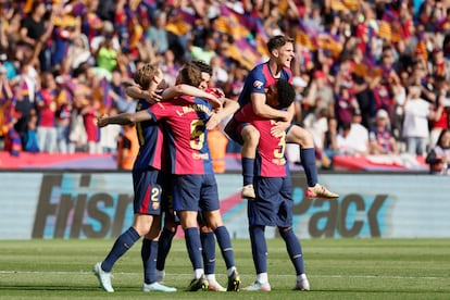 Los jugadores del Barcelona celebran la victoria ante el Real Madrid.