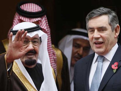 El rey Abdalá de Arabia Saudí saluda a la prensa tras reunirse ayer en Downing Street con Gordon Brown (derecha).