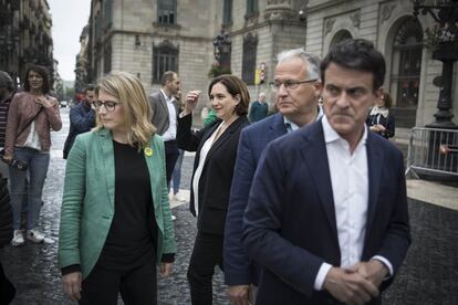 D'esquerra a dreta, Elsa Artadi (JxCat), Ada Colau (BComú), Josep Bou (PP) i Manuel Valls (BCNxCanvi-C's), a la plaça Sant Jaume.
