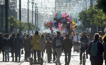 Gente paseando.