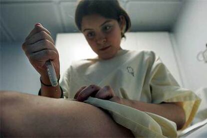 Una niña de nueve años se administra una dosis de insulina en el Hospital General de Catalunya.