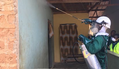 Un operario aplica un insecticida de nueva generación a las paredes y techos de un hogar en Domeabra (Ghana).