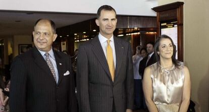 El príncipe Felipe junto a Guillermo Solís y Mecedes Peñas.