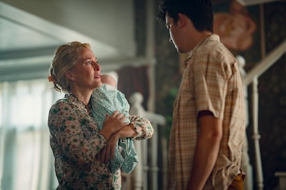 Gillian Anderson y Asa Butterfield, madre e hijo en 'Sex Education'.