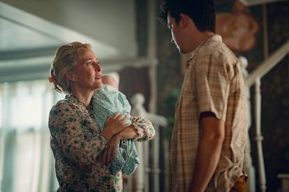 Gillian Anderson (l) and Asa Butterfield, who play mother and son in 'Sex Education'.